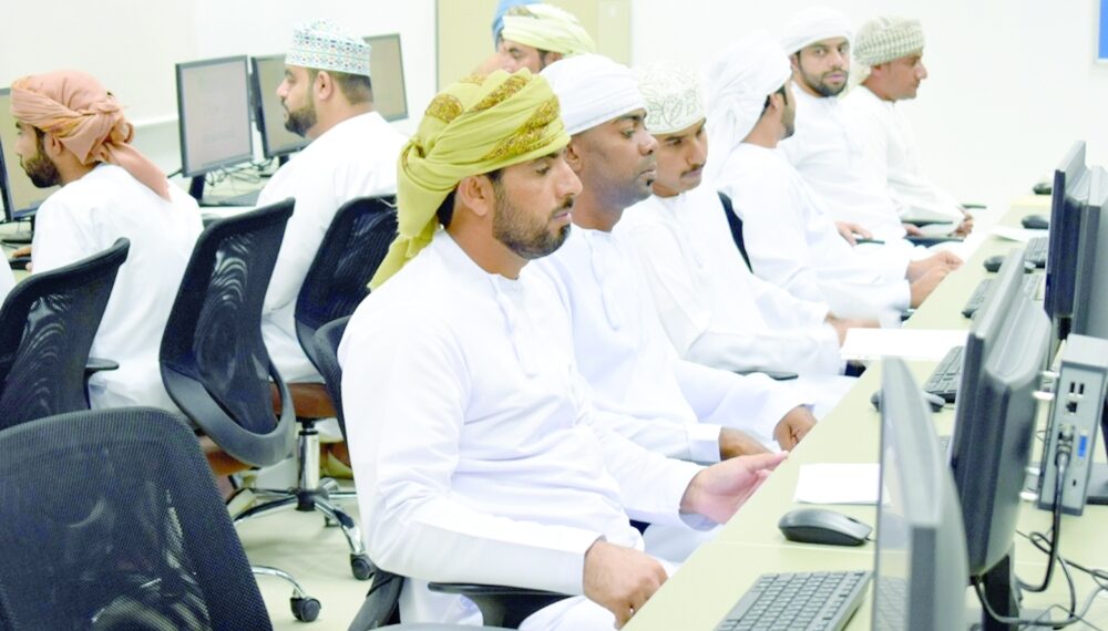 وزارة العمل تجري اختبارات ومقابلات توظيف في الوحدات الحكومية بالظاهرة