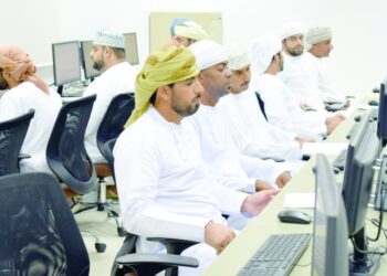 وزارة العمل تجري اختبارات ومقابلات توظيف في الوحدات الحكومية بالظاهرة