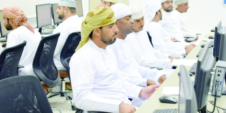 وزارة العمل تجري اختبارات ومقابلات توظيف في الوحدات الحكومية بالظاهرة