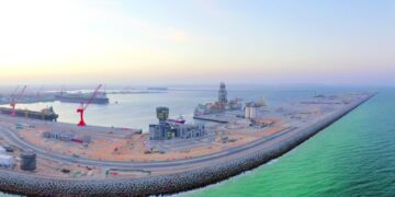 16 رافعة حديثة تباشر عملها بميناء الدقم في نهاية الربع الأول من العام المقبل