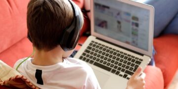 إدمان السوشيال ميديا مشكلة صحية عقلية تهدد الأطفال والمراهقين وتتطلب تدخل علاجي