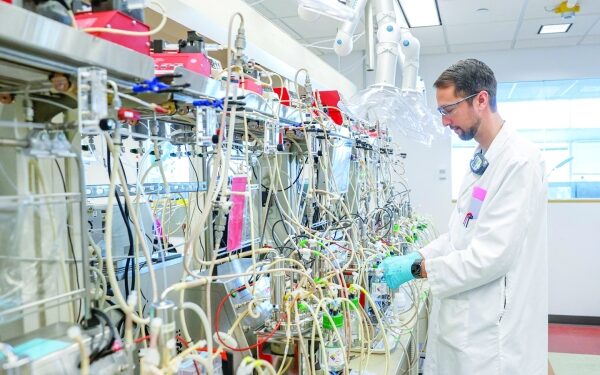 US company turns air pollution into fuel, bottles and dresses