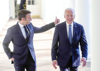 بايدن وماكرون يسعيان لتهدئة التوتر بشأن خطة المناخ الأمريكية