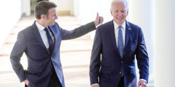 بايدن وماكرون يسعيان لتهدئة التوتر بشأن خطة المناخ الأمريكية