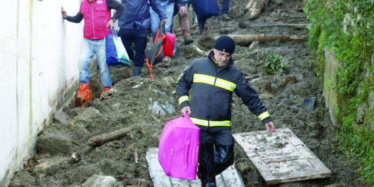 إجلاء ألف شخص من جزيرة إيسكيا الايطالية