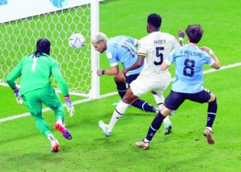 Suarez heroics not enough as Uruguay exit