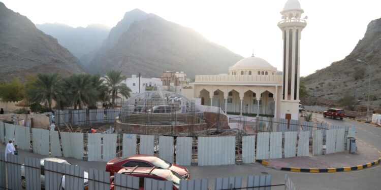 تواصل الأعمال الإنشائية لتطوير مشروع عين الكسفة في ولاية الرستاق بمرحلته الأولى