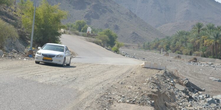 أهالي قرى "دماء" بولاية دماء والطائيين يناشدون بإصلاح الطريق الرابط يين قراهم وطريق الشرقية السريع 1 أهالي قرى “دماء” بولاية دماء والطائيين يناشدون بإصلاح الطريق الرابط يين قراهم وطريق الشرقية السريع