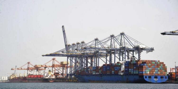 32 % ارتفاع حجم مناولة البضائع المستوردة والمصدرة بميناء صحار