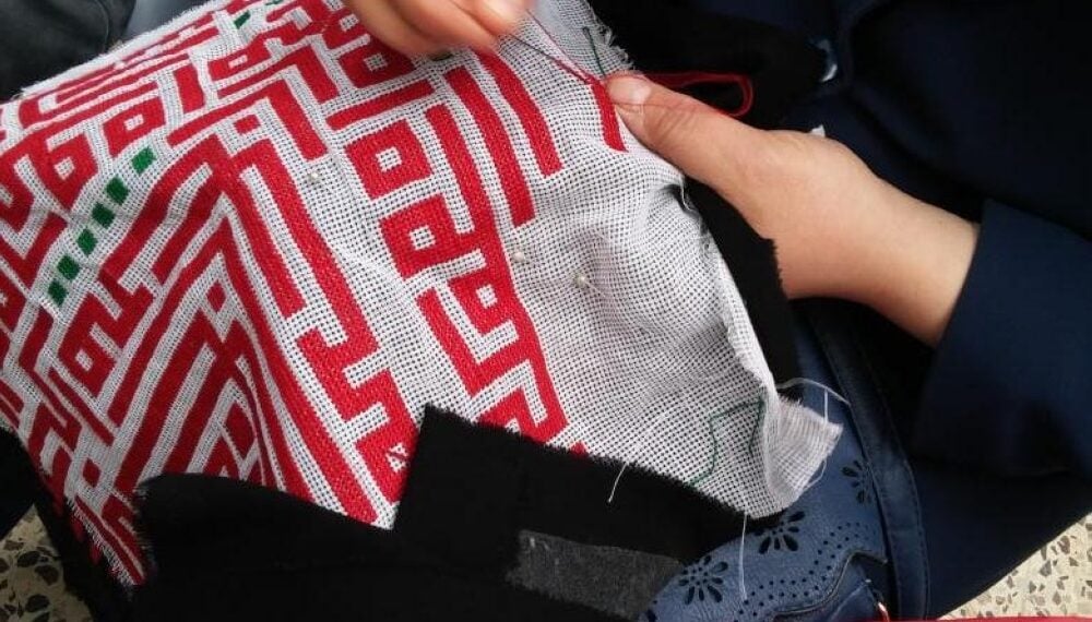 فنان فلسطيني يحول كلمات قصائد شعرية إلى لوحات فنية مطرزة بالحرير 1 فنان فلسطيني يحول كلمات قصائد شعرية إلى لوحات فنية مطرزة بالحرير