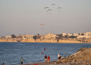 طيارون شراعيون يزينون سماء مسقط بالأعلام والأشرعة