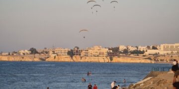 طيارون شراعيون يزينون سماء مسقط بالأعلام والأشرعة