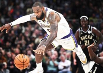 James, Davis propel Lakers past Bucks