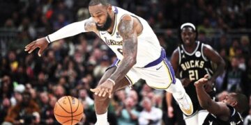 James, Davis propel Lakers past Bucks