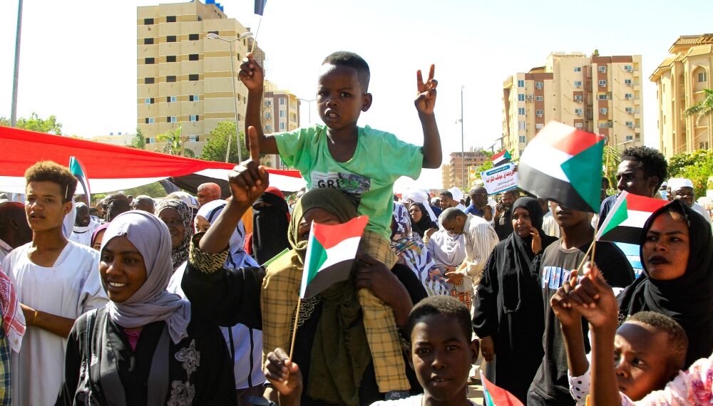 آلاف المحتجين على تدخل الأمم المتحدة في أزمة السودان 1 آلاف المحتجين على تدخل الأمم المتحدة في أزمة السودان