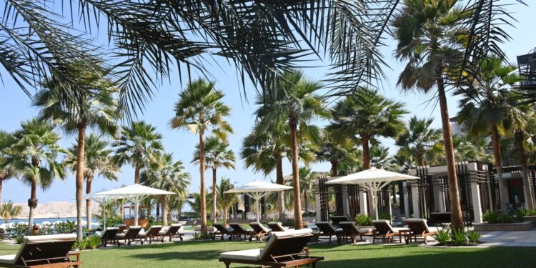 بتكلفة 60 مليون ريال .. افتتاح منتجع جميرا خليج مسقط