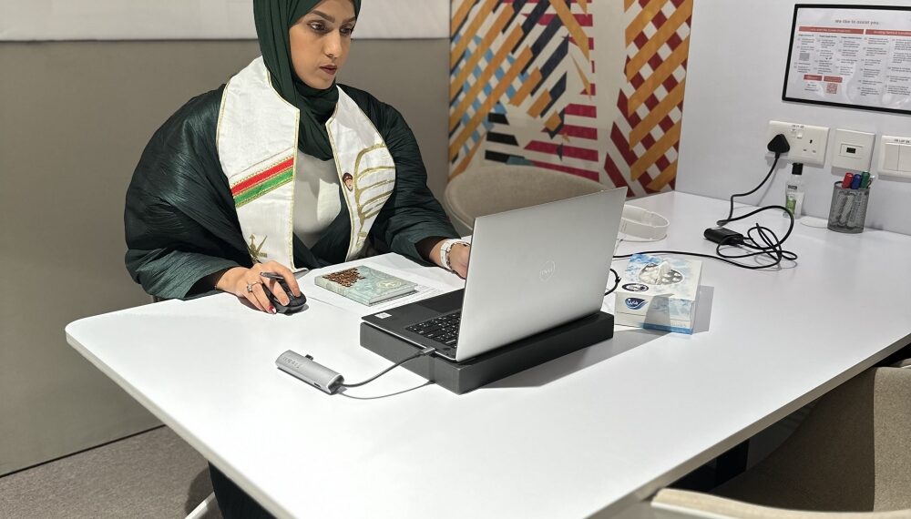 باحثة عُمانية تتوج كأفضل متحدث في مؤتمر عالمي بفرنسا