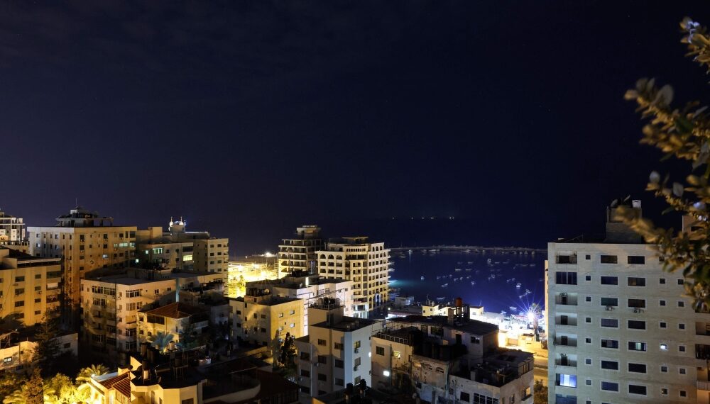 عشرات المستوطنين يقتحمون المسجد الأقصى وقوات الإحتلال تشن غارات على غزة
