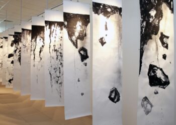 “كارما” معرض يبرز طاقة الخطوط والعلامات للتعبير عن المشاعر