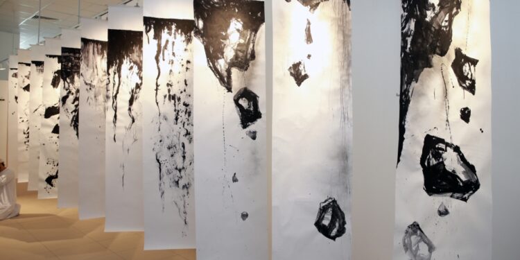 "كارما" معرض يبرز طاقة الخطوط والعلامات للتعبير عن المشاعر 1 “كارما” معرض يبرز طاقة الخطوط والعلامات للتعبير عن المشاعر