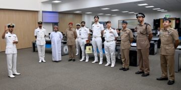 بحث الجوانب البحرية مع قائد قوة الواجب المختلطة