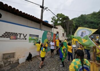 Brazil thrill to earn World Cup quarter-final