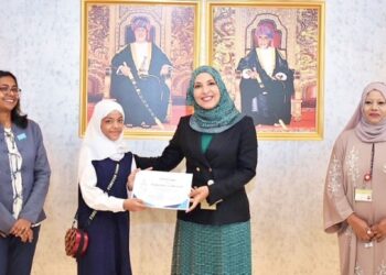 Minister of Education meets school students