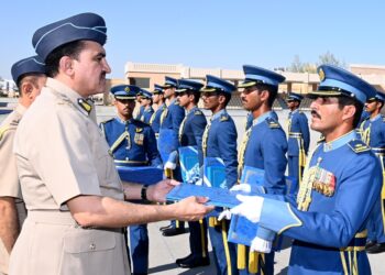 تسليم البراءة السلطانية وشهادات الدبلوم في العلوم العسكرية