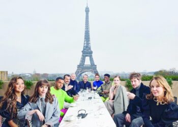 فريق مسلسل “إميلي في باريس” في العاصمة الفرنسية لحضور العرض الأول