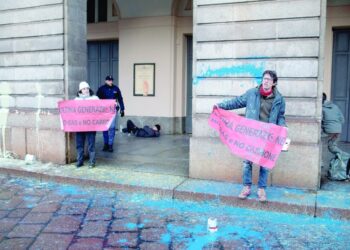 نشطاء مناخ يلطخون دار أوبرا لا سكالا الإيطالية بالطلاء