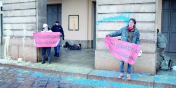 نشطاء مناخ يلطخون دار أوبرا لا سكالا الإيطالية بالطلاء