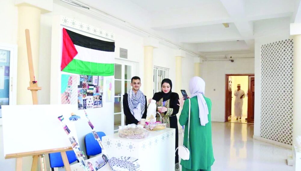 معرض في “تطبيقية صحار” يعرف بثقافات الشعوب