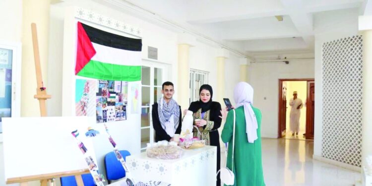 معرض في "تطبيقية صحار" يعرف بثقافات الشعوب 1 معرض في “تطبيقية صحار” يعرف بثقافات الشعوب