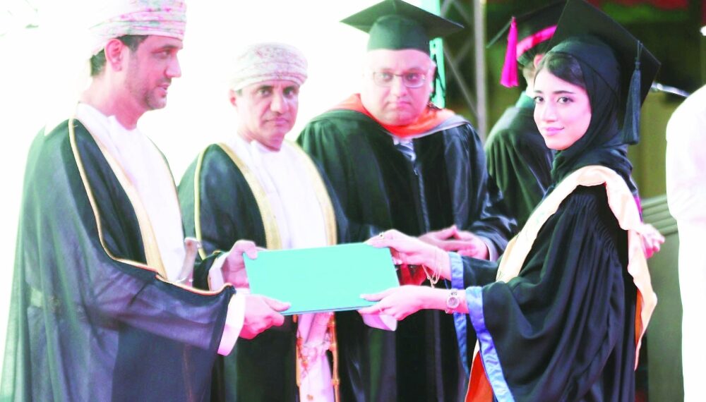 الاحتفال بتخريج الدفعة السادسة عشرة من طلبة كلية البريمي 1 الاحتفال بتخريج الدفعة السادسة عشرة من طلبة كلية البريمي