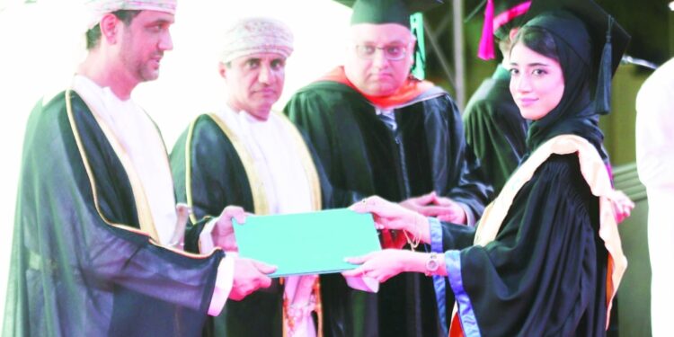 الاحتفال بتخريج الدفعة السادسة عشرة من طلبة كلية البريمي