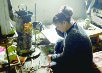 السوريون يستعدون لشتاء طويل وقارس البرودة مع تفاقم أزمة الوقود