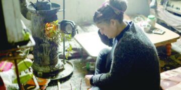 السوريون يستعدون لشتاء طويل وقارس البرودة مع تفاقم أزمة الوقود