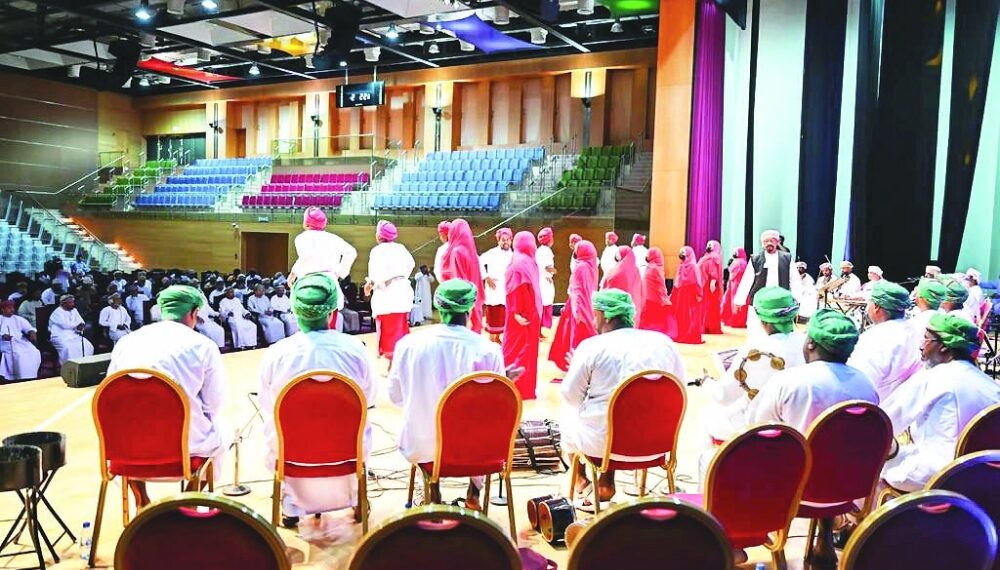 “الثقافة والرياضة والشباب” بظفار تنظم أمسية فنية بلوحات متعددة