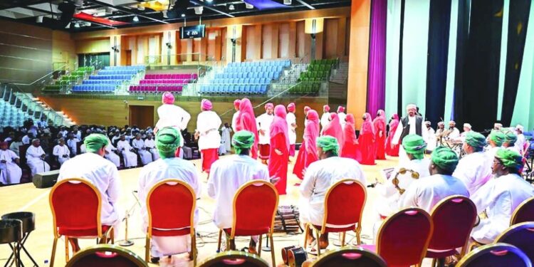 “الثقافة والرياضة والشباب” بظفار تنظم أمسية فنية بلوحات متعددة