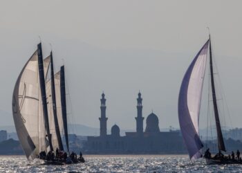 فريق موناكو يتصدر سباقات اليوم الأول للكأس 44 الدولية للإبحار