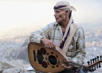 فنان يمني يقاوم أوجاع الحرب بالطرب الشعبي