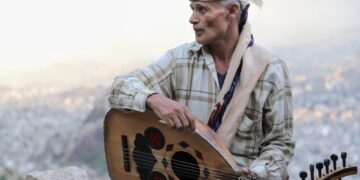 فنان يمني يقاوم أوجاع الحرب بالطرب الشعبي