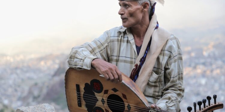 فنان يمني يقاوم أوجاع الحرب بالطرب الشعبي