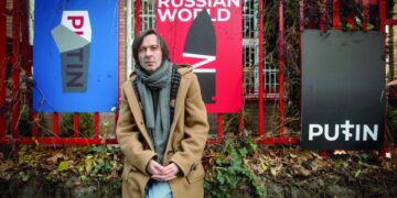 (ANCHOR) 'My Kalashnikov is my pen': Ukraine artist wages war on Putin