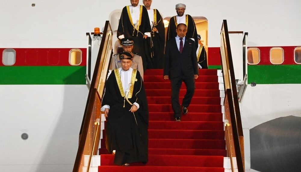 السيد فهد يعود إلى البلاد