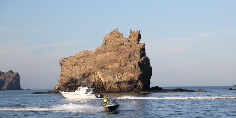 إقبال كبير للسياحة البحرية في مسقط مع تنوع برامجها