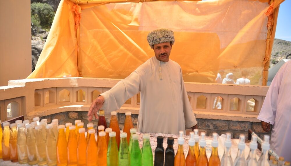 الجبل الأخضر.. “صيدلية مستحضرات طبيعية” يجلبها الأهالي من سفوح الجبال والبساتين والبراري لبيعها في الأسواق