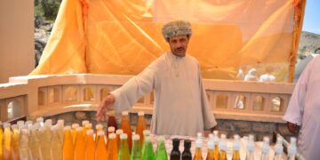 الجبل الأخضر.. “صيدلية مستحضرات طبيعية” يجلبها الأهالي من سفوح الجبال والبساتين والبراري لبيعها في الأسواق