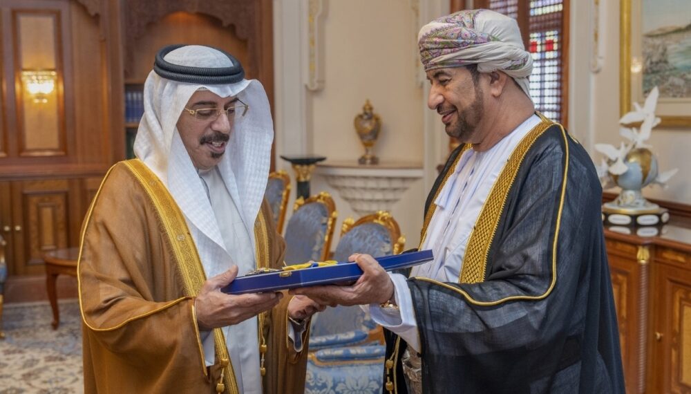 جلالةُ السُّلطان المعظم يمنح السفير الإماراتي وسام النُّعمان