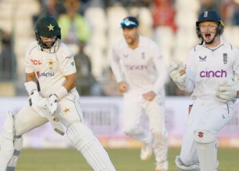 Pakistan fight back after England set stiff second Test target